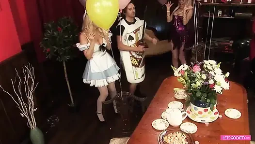 Пародийная оргия на Алису в стране чудес с большими шлюшками с большими сиськами