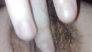 18-летняя индийская девушка трахает пальцами горячую волосатую киску