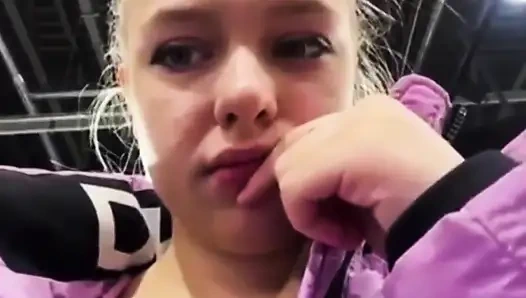 Soyunma odasında mastürbasyon ve titreyen amcık