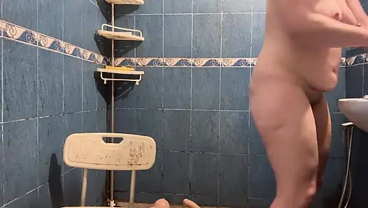 Mitbewohnerin erwischt, beobachtet sie auf dem badezimmer und wird bestraft