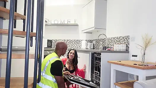 Мисс Грубо трахает военнослужащий с большим черным членом