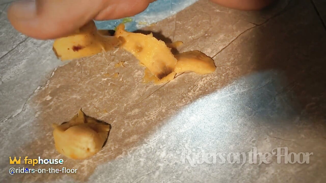 Pés peludos e esmagamento de banana