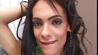 Fofa transsexual brasileira gosta de brincar com seu pau (vídeo não tem áudio além de música)