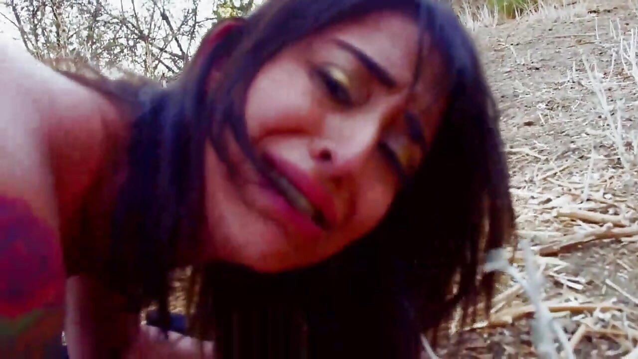 Vruća Latina jedva da se jebe vani