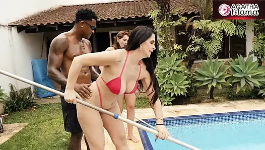 Agatha Mama dan Luiza Ambiel dalam teman nakal yang mengotak-atik kolam renang BBC di hari yang cerah
