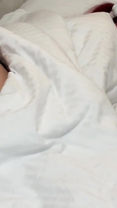 我发现我的继女在自慰后，当她休息时，并教她如何做 | 短片 1