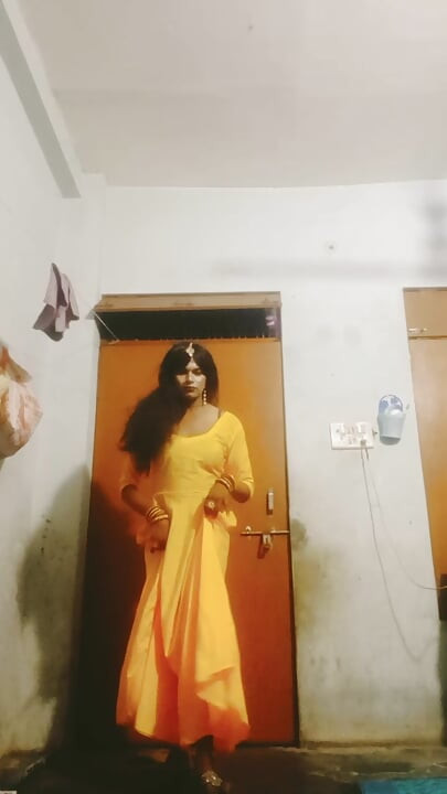 Urvashi Rani silk salwar phenke ghar ke andar ghapaghap krrhi thi