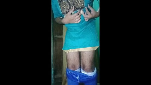 Indio gay crossdresser Gaurisissy en traje de salwar azul presionando sus tetas y digitación en su culo