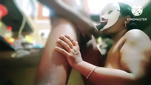 Heiße tamilische stiefmutter gab schönen blowjob und wurde von ihrem stiefsohn in der küche mit mund und muschi gefickt