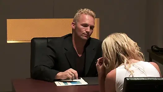 Дикая сексуальная шлюшка с большими сиськами принимает большой член!