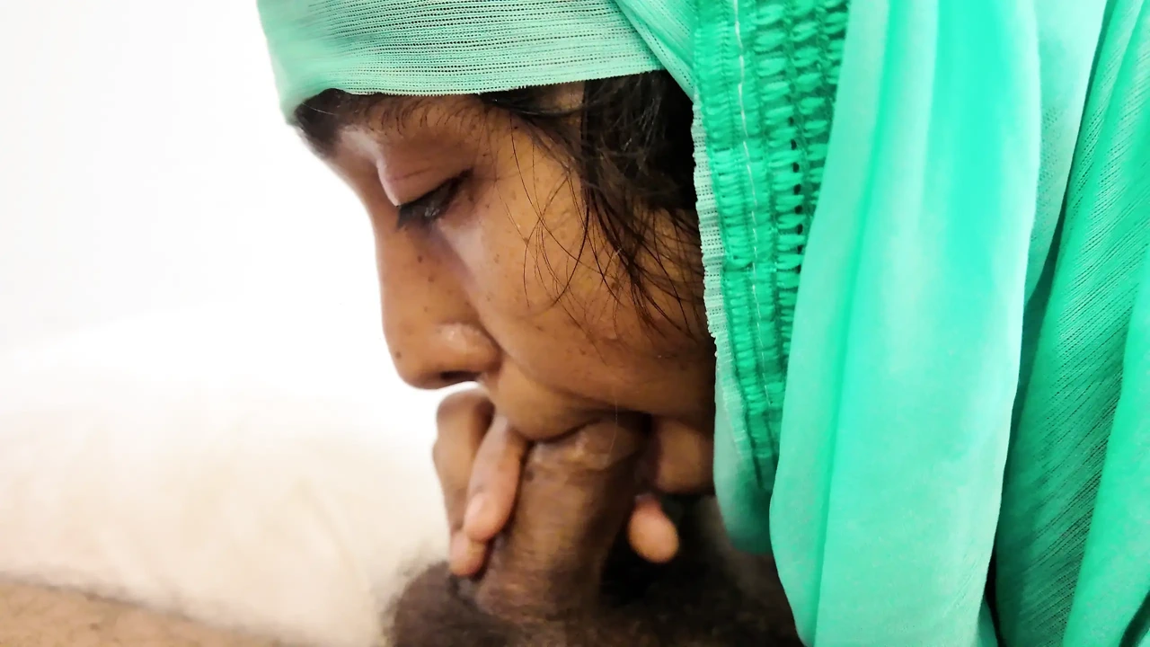 穆斯林头巾深喉女王想要我的精液两次