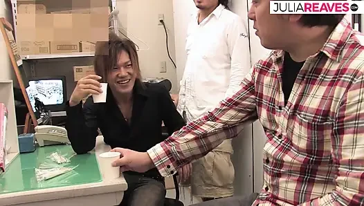 Девушка давится хуищем и получает трах с камшотом