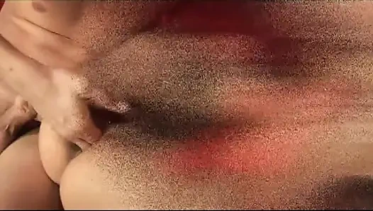 Dreier für fantastische MILF mit behaarter muschi gefickt und von zwei schwänzen im mund abspritzen