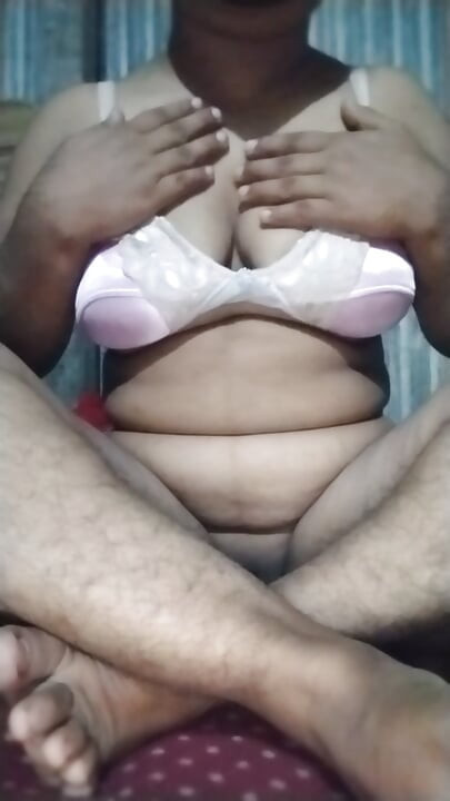 Une bhabhi sexy affamée se fait baiser, orgasme sexuel au brinjal