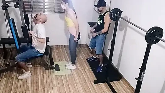 Istri berselingkuh dengan suaminya di gym di belakang punggungnya!