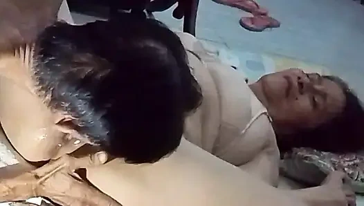 Aku ngentot dan jilat memek basahnya sampai aku kagum