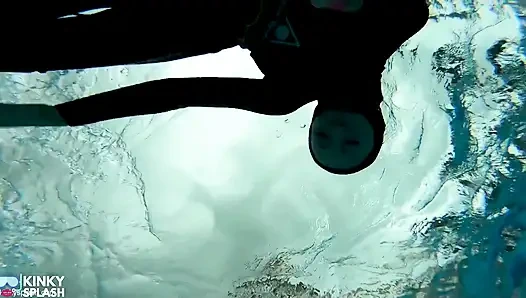 Wetsuit- budak seks penurut ini lagi asik muasin memeknya pakai sirip, tali, dan selam