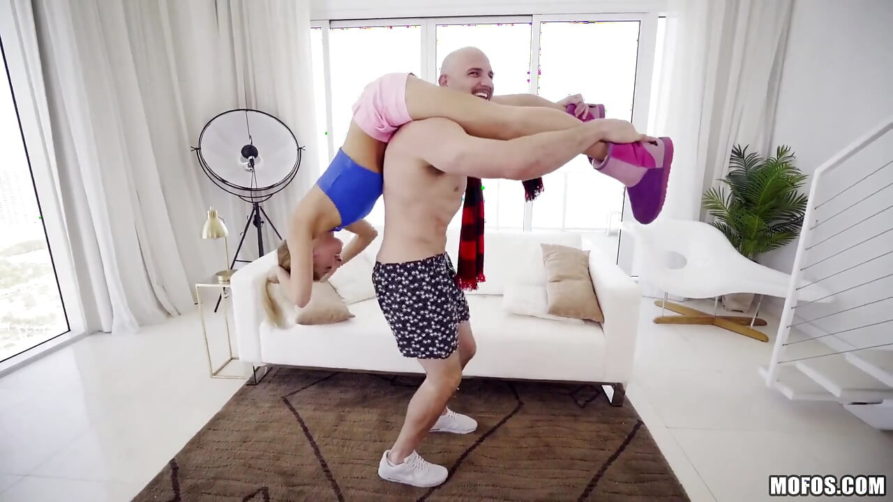Dont Break Me - Cute Blonde Spinner Khloe Kapri Has No Fear, Even When It Comes to Jmac's Massive Cock