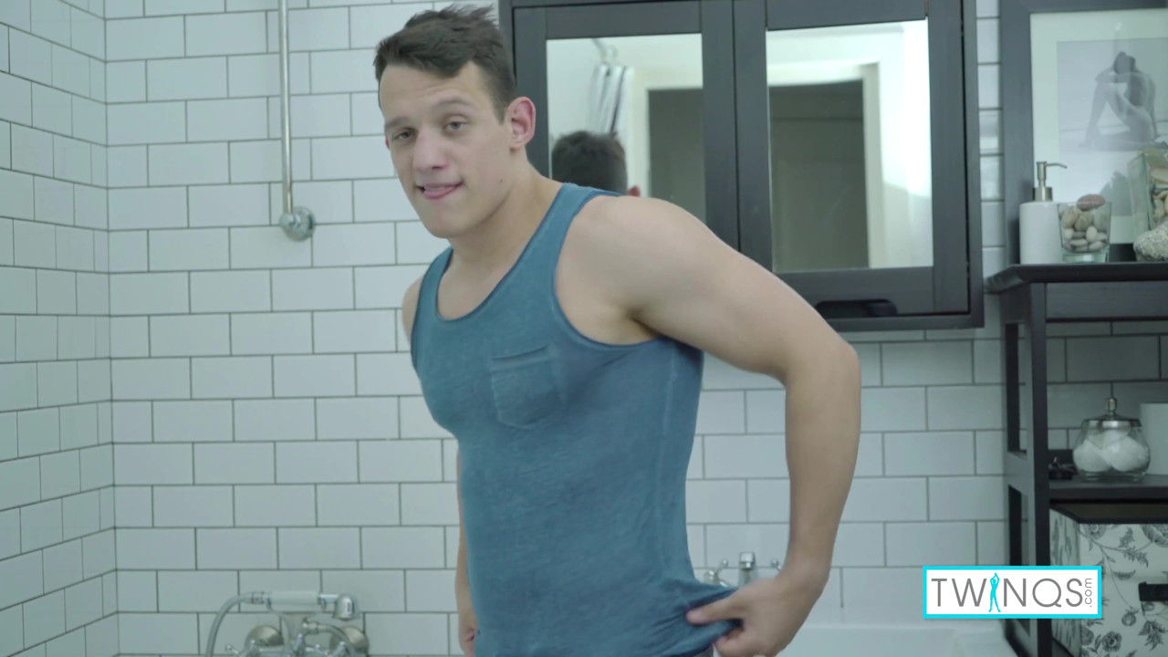 運動神経質なブルネットのジョック、ルークが完璧なペニスを擦り、イく!