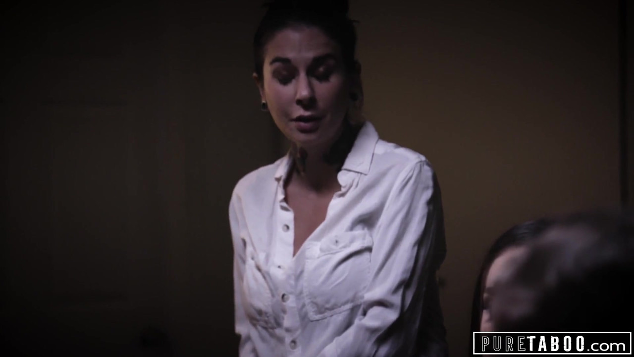 純粋なタブー、セクシートランスガールが悲しみの男をやる