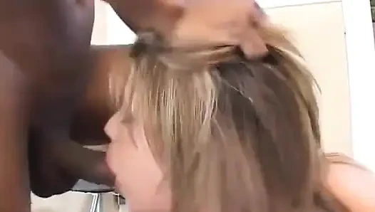 Büyük memeli kaltak Lisa Sparxxx ile ırklararası anal üçlü grup seks