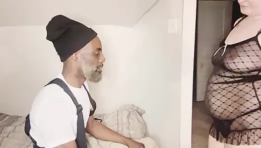 Милфа-домохозяйка показывает сантехнику свою признательность, глотая его черный член