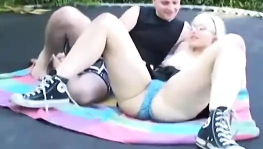 Gala и чувак делают шестьдесят девять на батуте