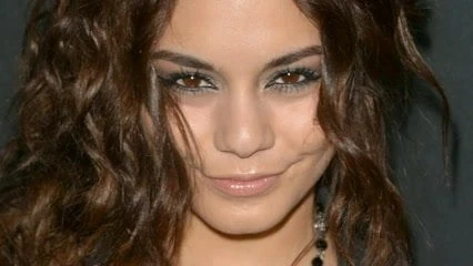 Jerk to hot brunette