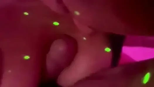 Ngocok kontol pakai toket berlumur pelumas