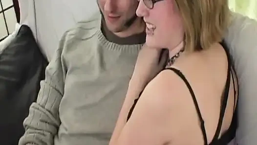 Sesi fetish kaki liar si cewek hot rambut cokelat yang menggoda