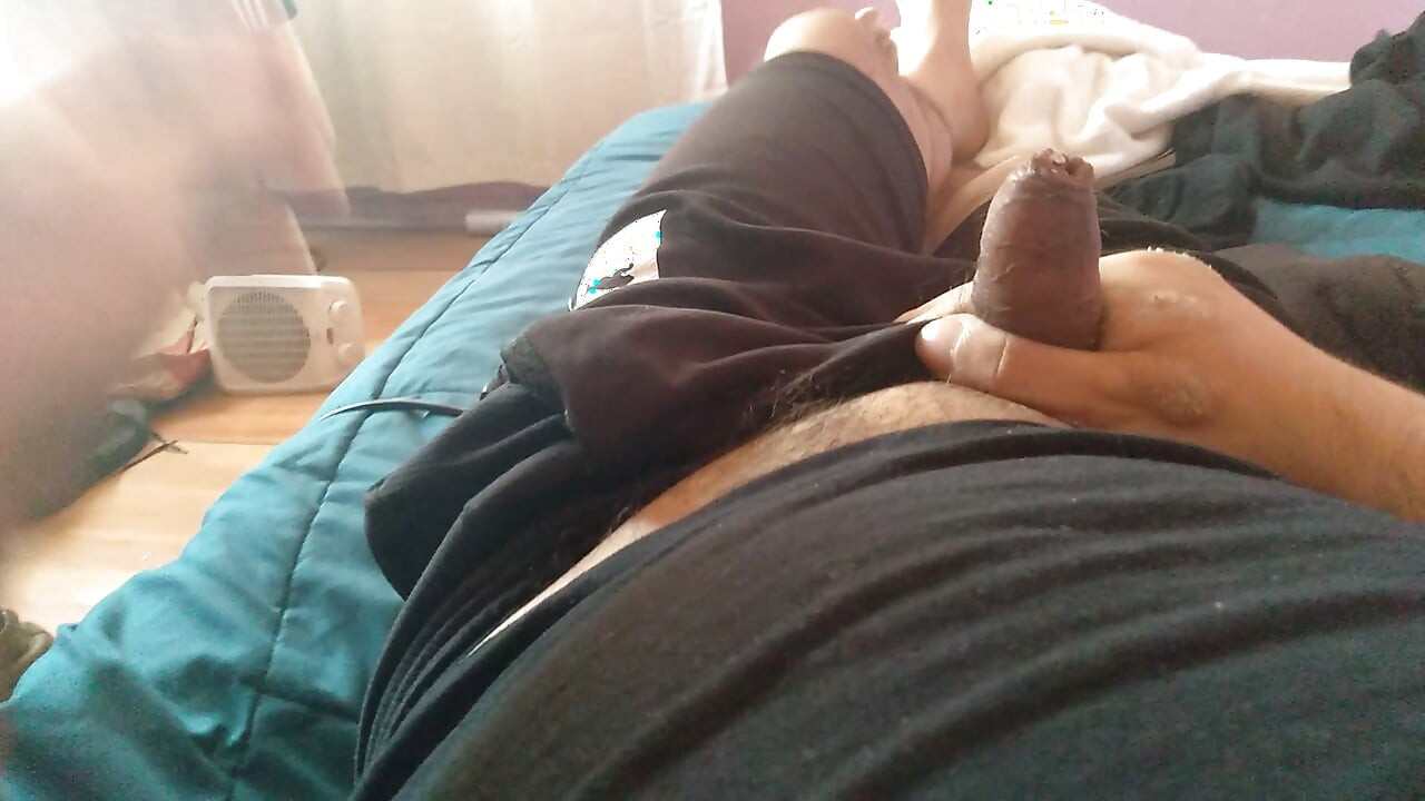 Pria gay lucu dengan bersemangat menarik kembali kulupnya