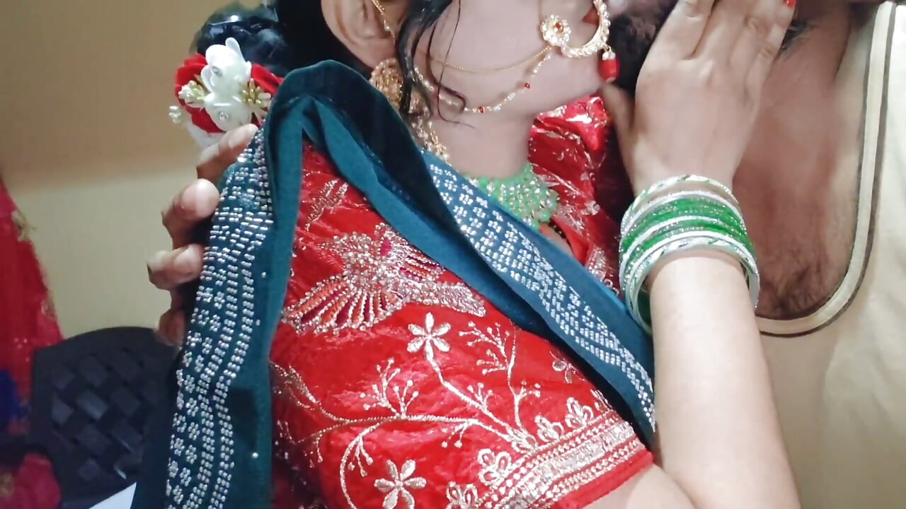 Sauteli baben en atuendo de dulhan chupada por la noche con charla hindi clara