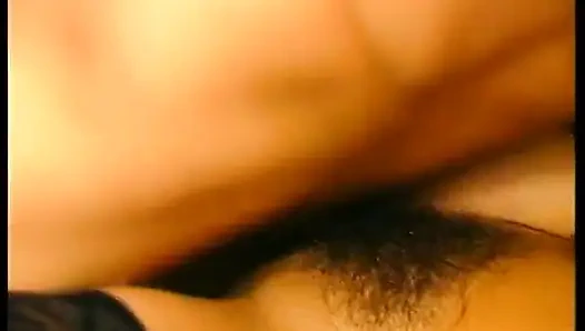 Brunette yang menakjubkan dengan stoking seksi mengisap kontol dan disodok