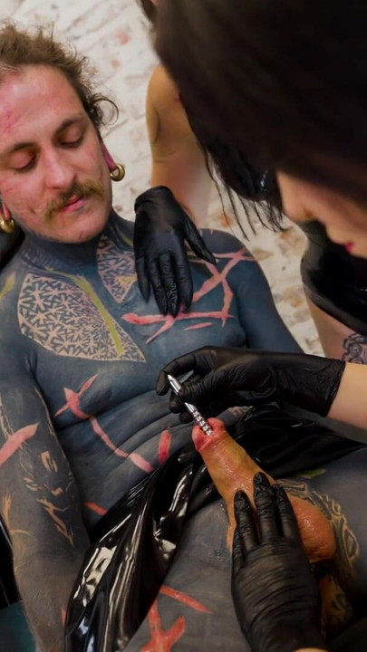 3 Latex Femdoms dominerer Tatoveret Slave - Lydende, Ureta Fingering, Dominatrix | Klip 1