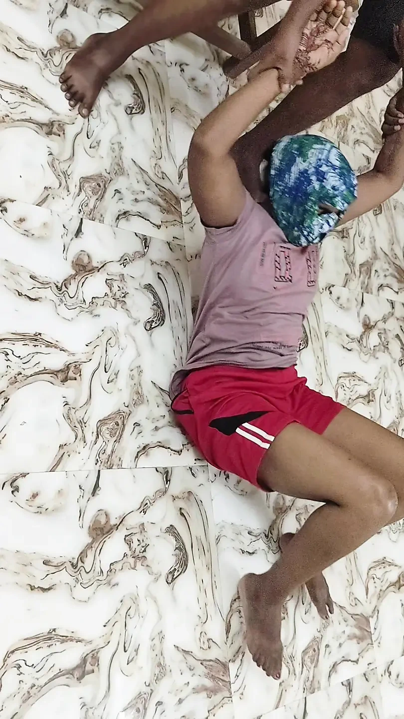 继兄弟一边帮助她减少脂肪一边干继妹