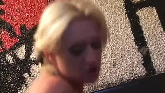 Она поедает сперму из ее киски