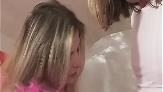 Blondine nimmt tief anal mit tropfendem creampie