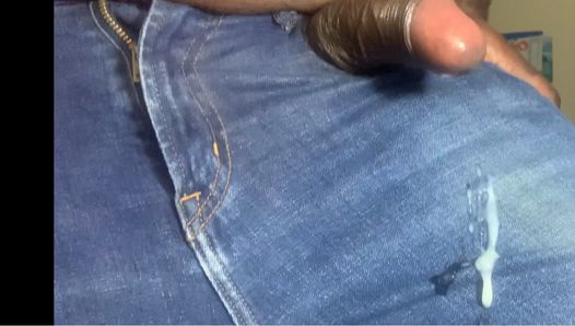 Branlette bite noire et éjaculation sur un pantalon en jean par la poche