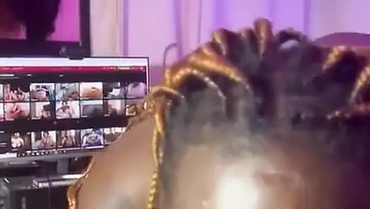 Ona derin gırtlak öpücüğü veriyor