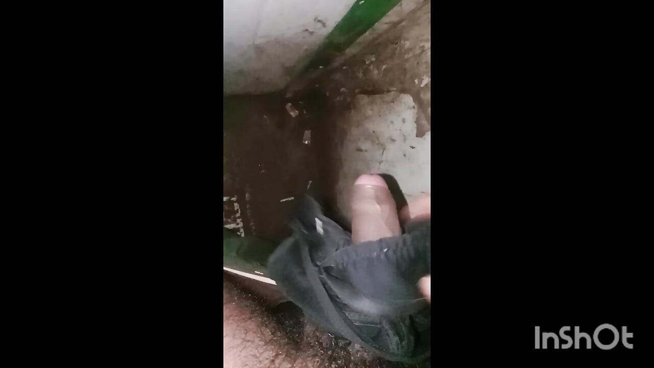 Black bra bua ki masterpition black bra bua ka bra chori karke Maine usmein bathroom ke andar hath mein sthul