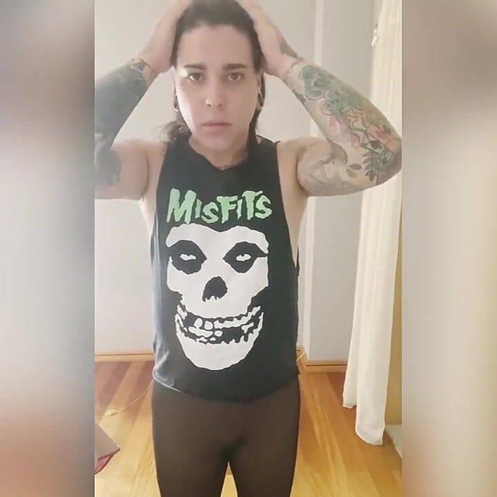 Одягаючи одяг, щоб залишитися вдома після прийняття душу