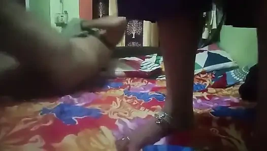 Üvey kız kardeş üvey erkek kardeşini eğlendiriyor