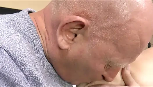 После трудных переговоров приходит развлечение, и это трахается