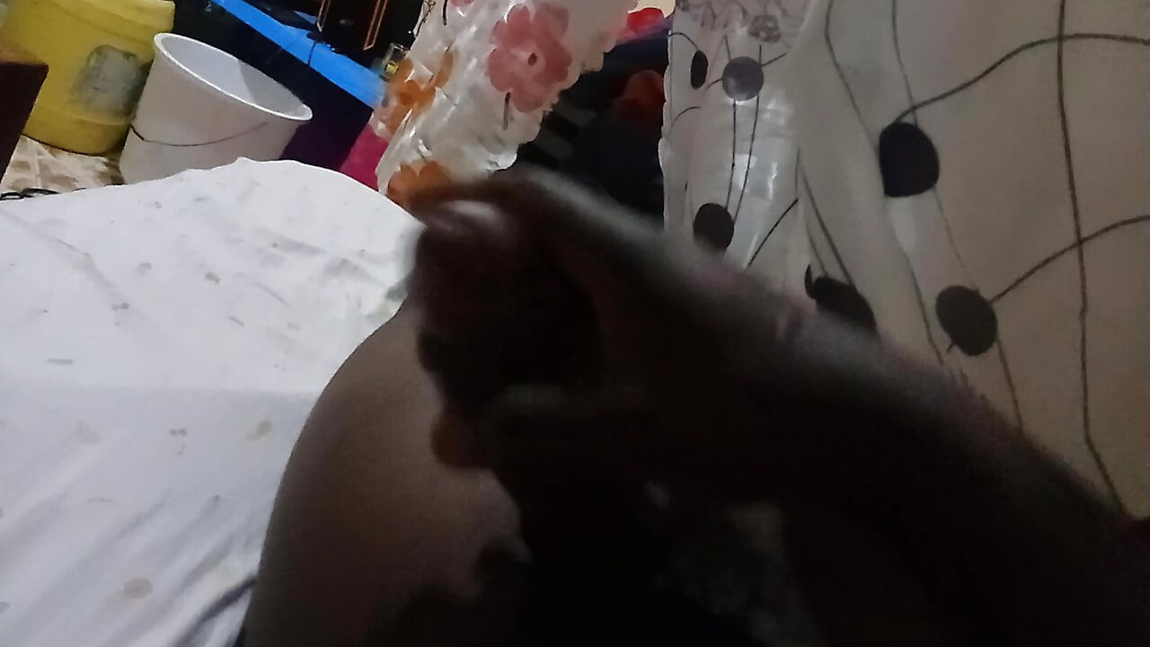 Кончают на бедрах