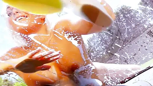 Юных шлюшек трахают на мойке машины!