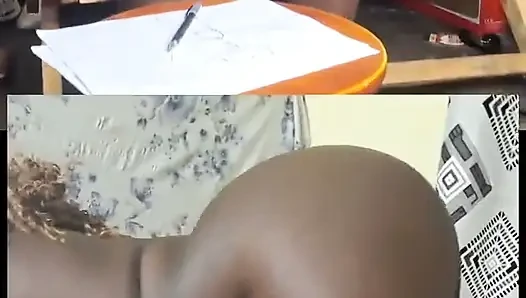 Kamu mau muncratin memekku kayak gini nggak?