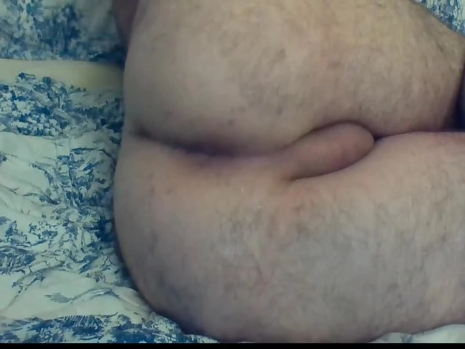 Cara georgiano brinca com cenoura. qartveli
