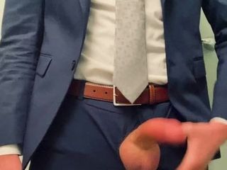 Papa costume et cravate joue avec son énorme bite!