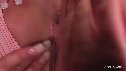 Roxy Rare trägt ihre sexy dessous, damit sie in einem hardcore-dreier geknallt wird