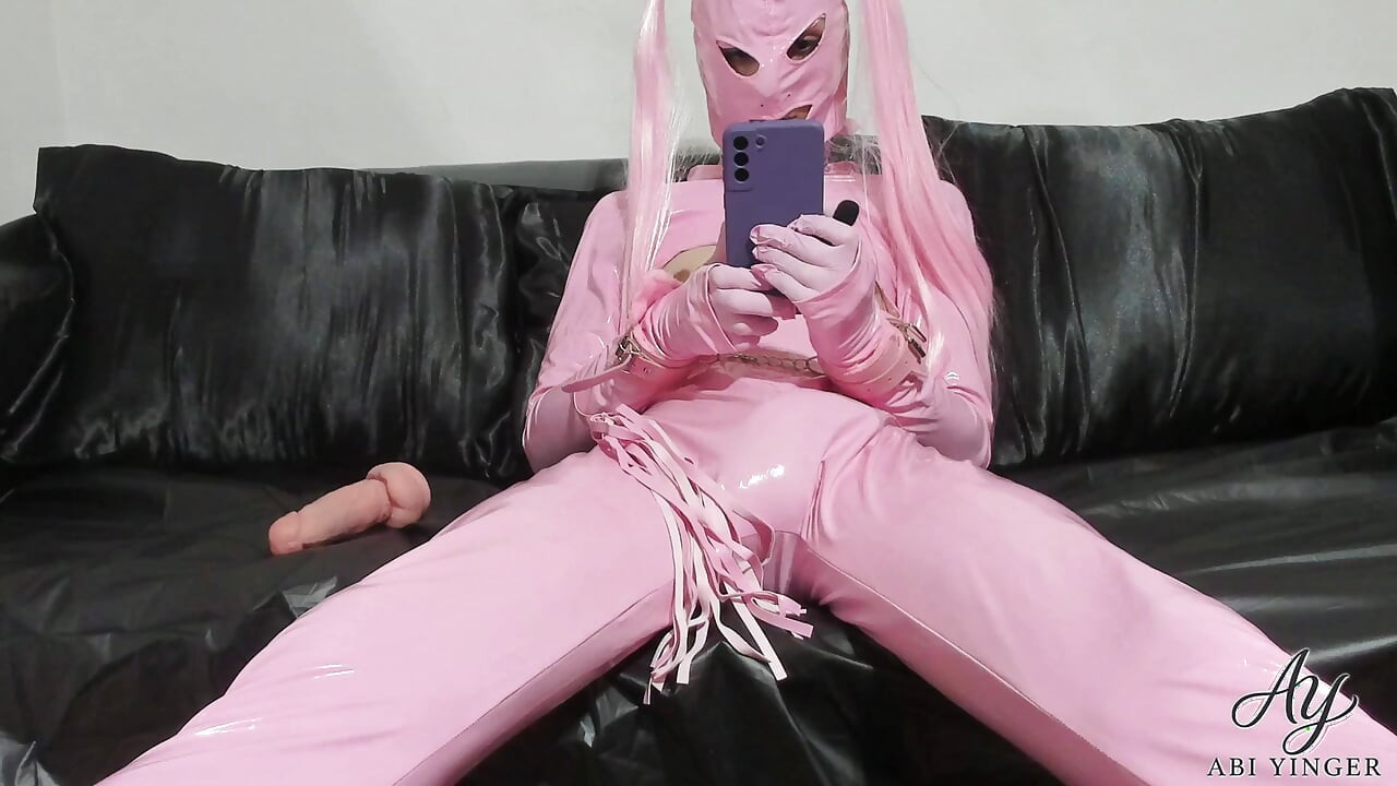 Live-Facecam Latex-Sissy-puppe neckt Fremde beim.